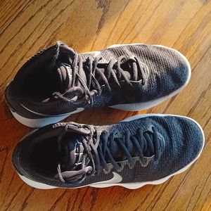 Don't wear them, they've been sitting in my closet for abt 2 months. Unworn.